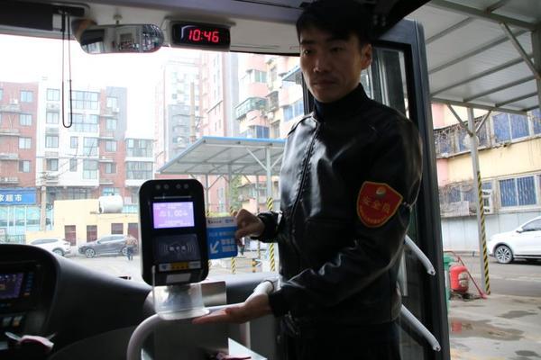 卡拉合伙人免费代理：厉害了！郑州车长自制“扫码神器”，方便市民扫码乘车