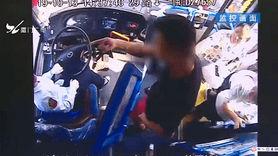 POS机：女公交司机遭暴打30秒致头部骨折！为何下如此狠手？