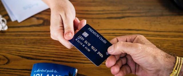 POS机申请：刷卡时要付手续费，办卡要付保证金？普通人用信用卡有哪些误区？