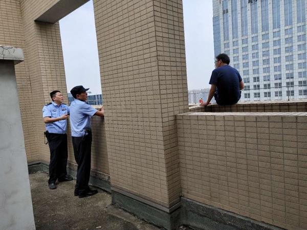 POS机扫码：无力偿还4万信用卡借款，一男子爬上郑州30层高楼欲轻生