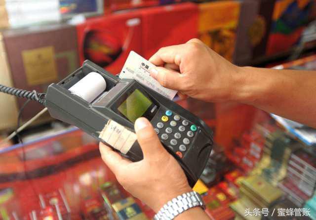 拉卡拉POS机传统出票版：还在信用卡套现吗？忽视这些细节，小心银行封你卡