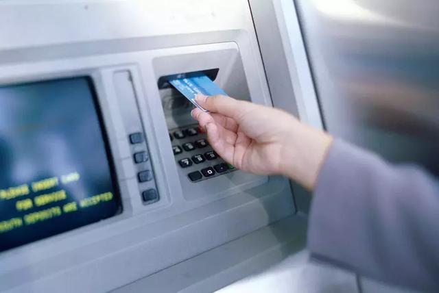 POS机扫码：急用钱时，请分清信用卡取现、现金分期和信用卡贷款！