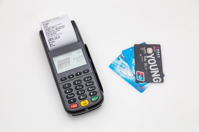 拉卡拉电签：原来用信用卡取现10000元，需要向银行支付这么多费用！_1