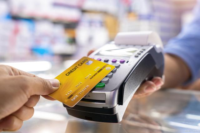 电签POS机：信用卡可以刷卡消费也可取现金，刺激消费欲望，自控别做卡奴